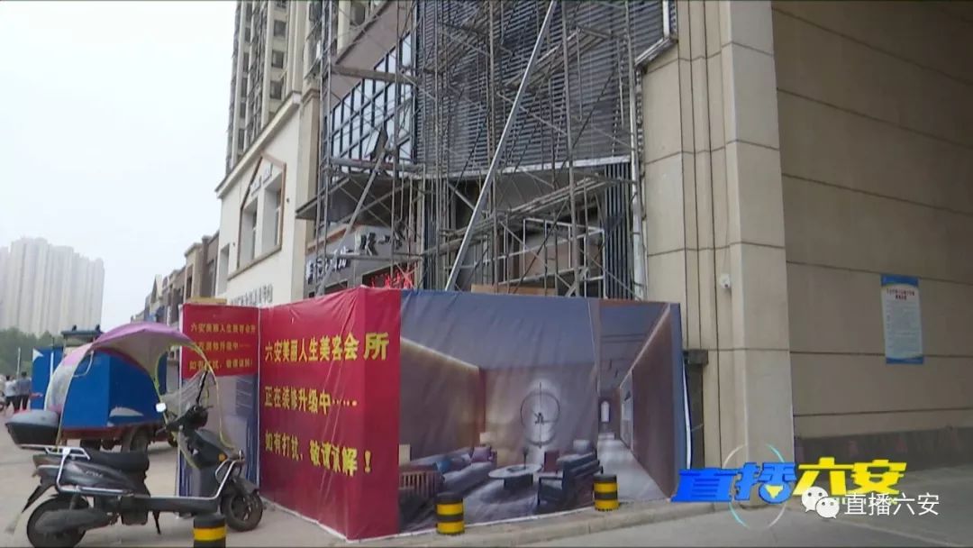 店鋪裝修小區(qū)大門變“陰陽臉”，效果圖也“變臉”，店主卻稱審批過！