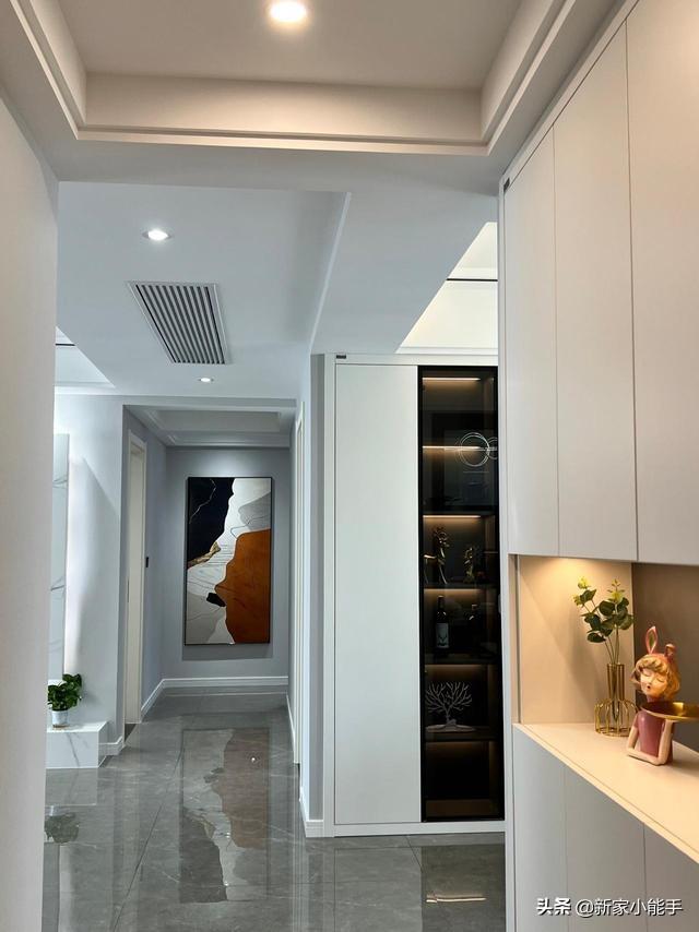 新房裝修完工，全屋定制柜子很喜歡，懸空電視墻顯得很大氣