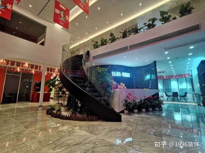 裝修入戶天花板設(shè)計_杭州裝修設(shè)計_上海大平層裝修春亭設(shè)計